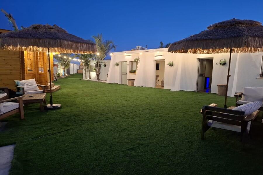 מתחם חיצוני בריכה וג'קוזי - כפר הים נתניה - אירוח שעתי אינטימי בסוויטות 155447