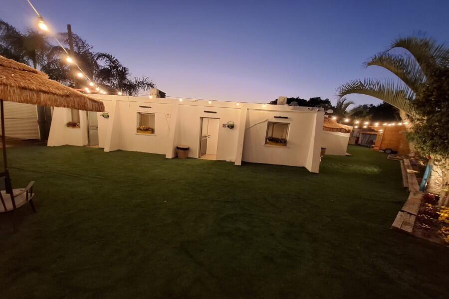 מתחם חיצוני בריכה וג'קוזי - כפר הים נתניה - אירוח שעתי אינטימי בסוויטות 155432