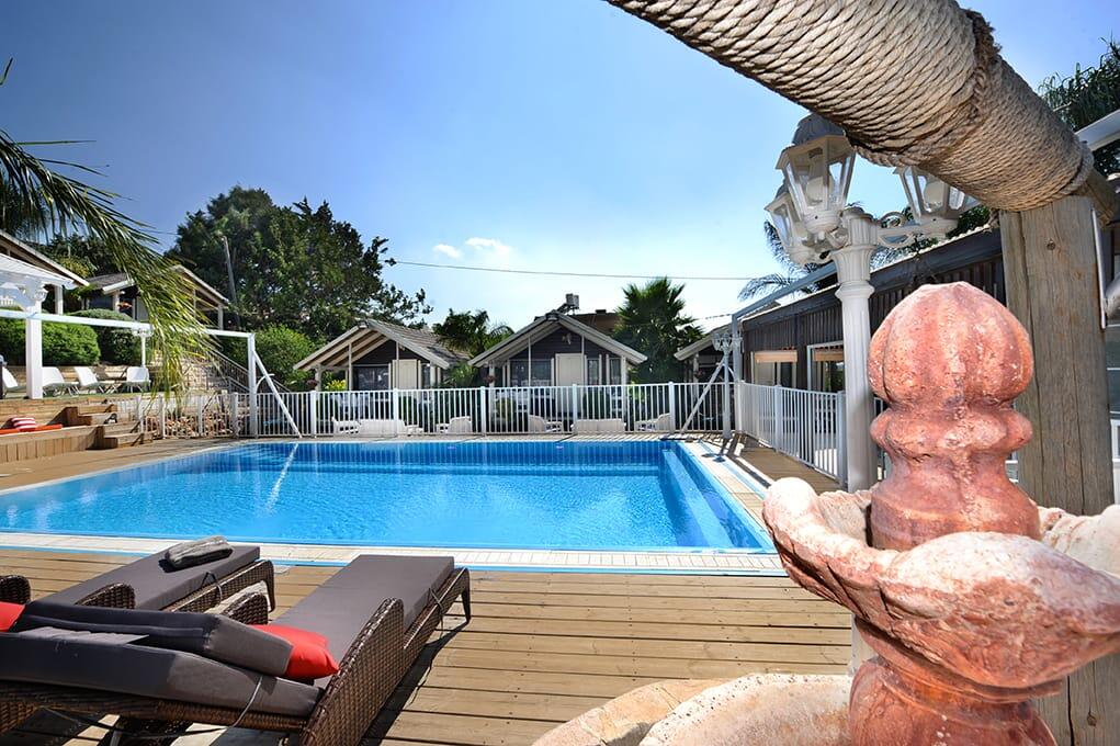 המתחם החיצוני - חוויה באופוריה - מתחם חדרים לפי שעה בשזור 16366