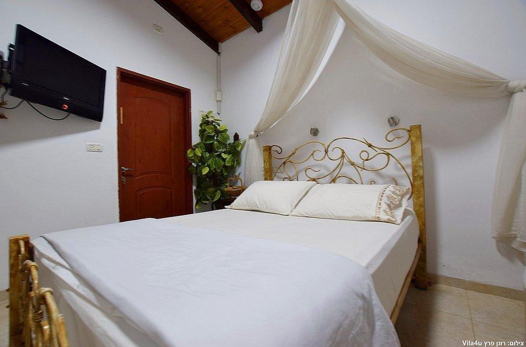 הסוויטה האדומה - אהבה במושבה - מתחם צימרים דיסקרטיים מפנק במיוחד, 3 צימרים עם ג'קוזי רומנטי, מיטה זוגית ועוד... 70012