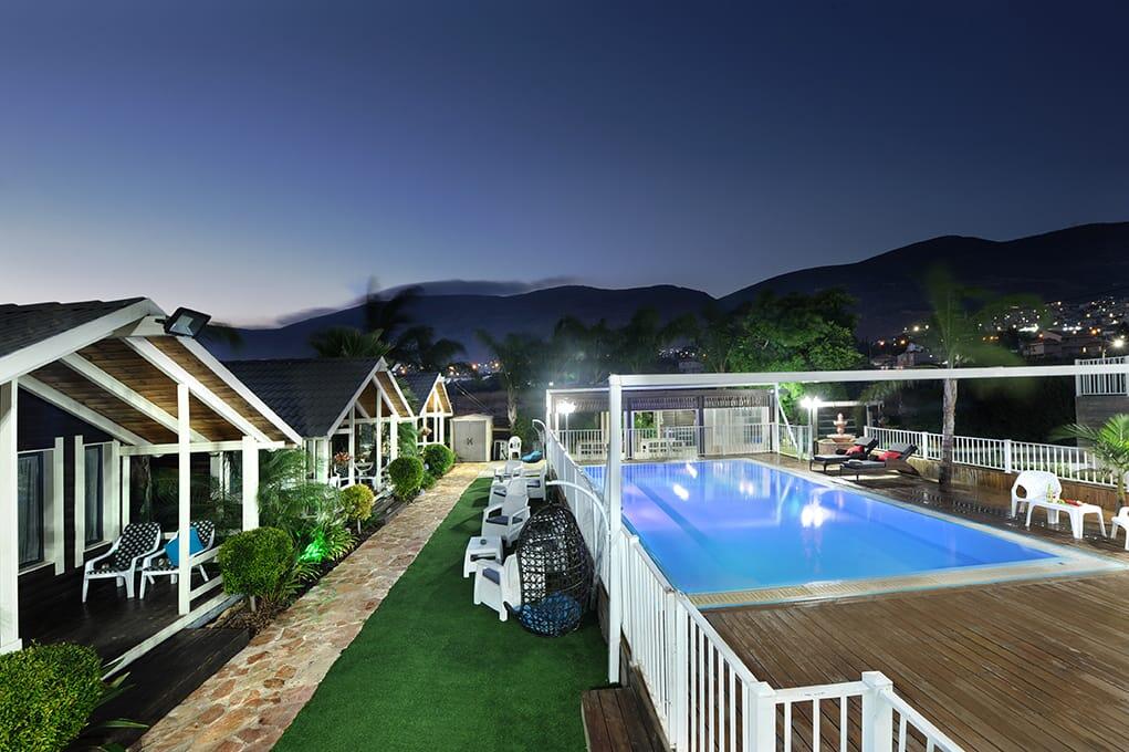 המתחם החיצוני - חוויה באופוריה - מתחם חדרים לפי שעה בשזור 16353