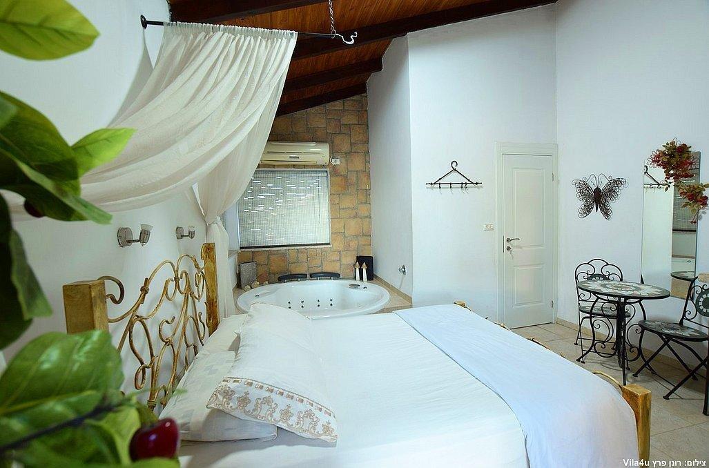 הסוויטה האדומה - אהבה במושבה - מתחם צימרים דיסקרטיים מפנק במיוחד, 3 צימרים עם ג'קוזי רומנטי, מיטה זוגית ועוד... 70014