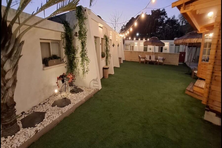 מתחם חיצוני בריכה וג'קוזי - כפר הים נתניה - אירוח שעתי אינטימי בסוויטות 155448