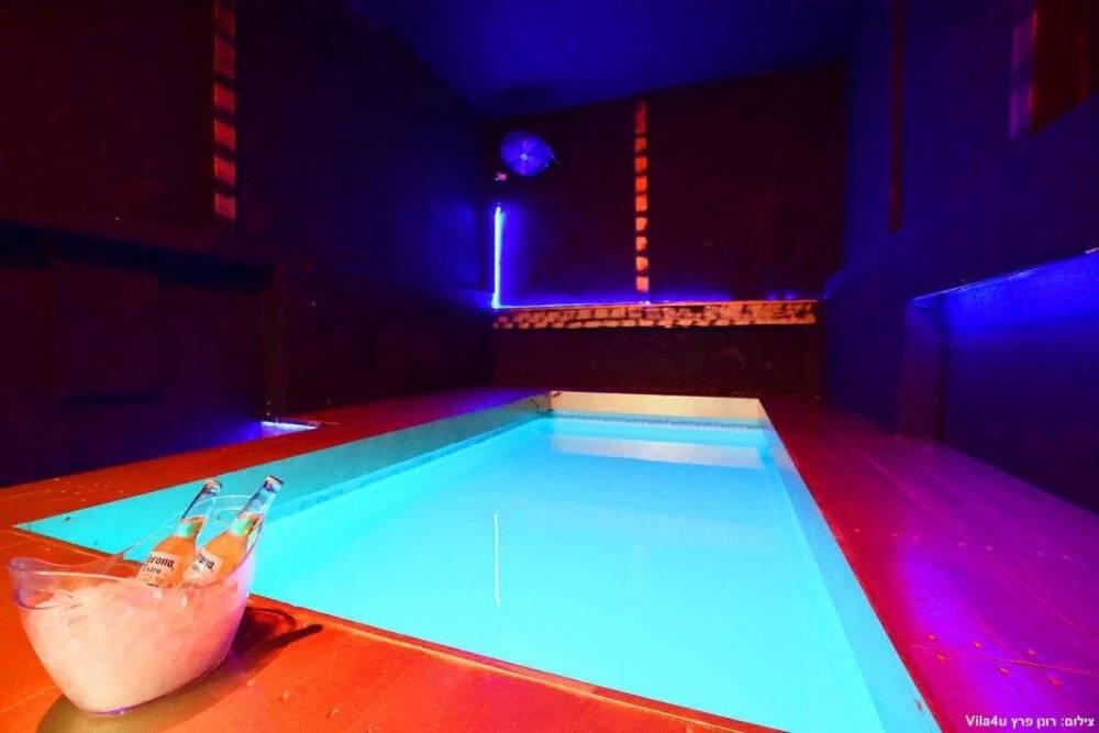מתחם הבריכה והג'קוזי - וילה 117 - אירוח מפנק לזוגות בתל אביב 122088