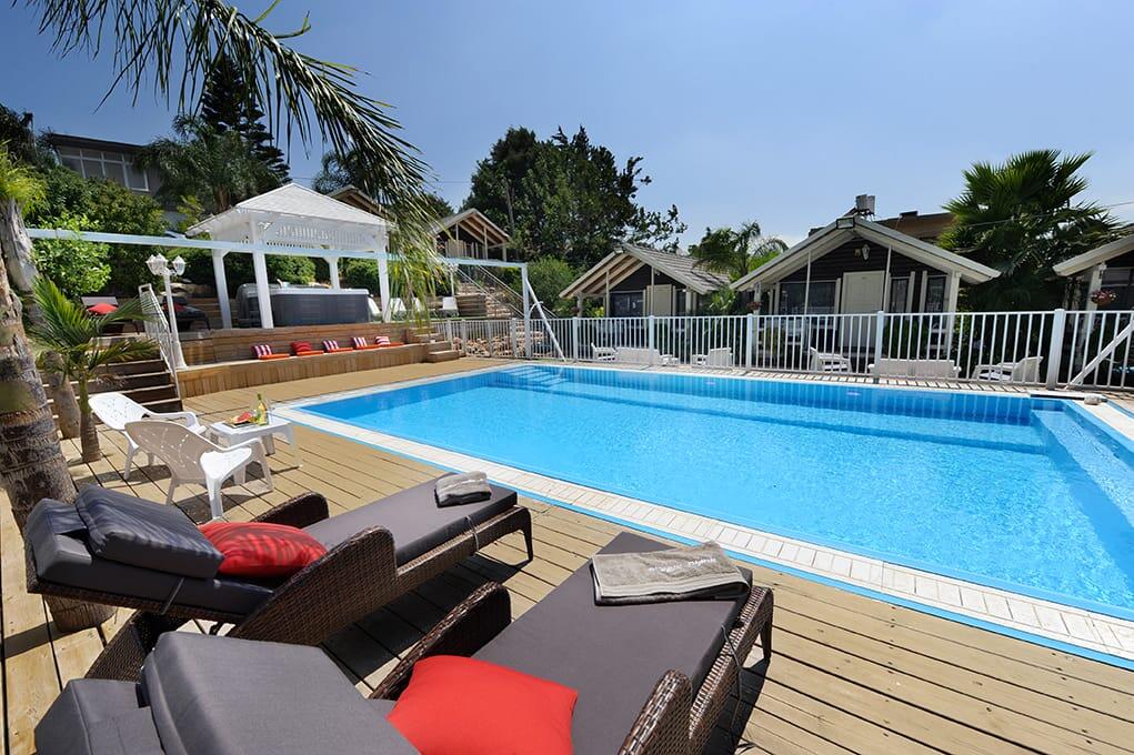 המתחם החיצוני - חוויה באופוריה - מתחם חדרים לפי שעה בשזור 16376