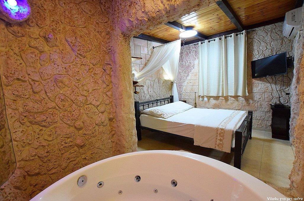 מערת האהבה - אהבה במושבה - מתחם צימרים דיסקרטיים מפנק במיוחד, 3 צימרים עם ג'קוזי רומנטי, מיטה זוגית ועוד... 69983