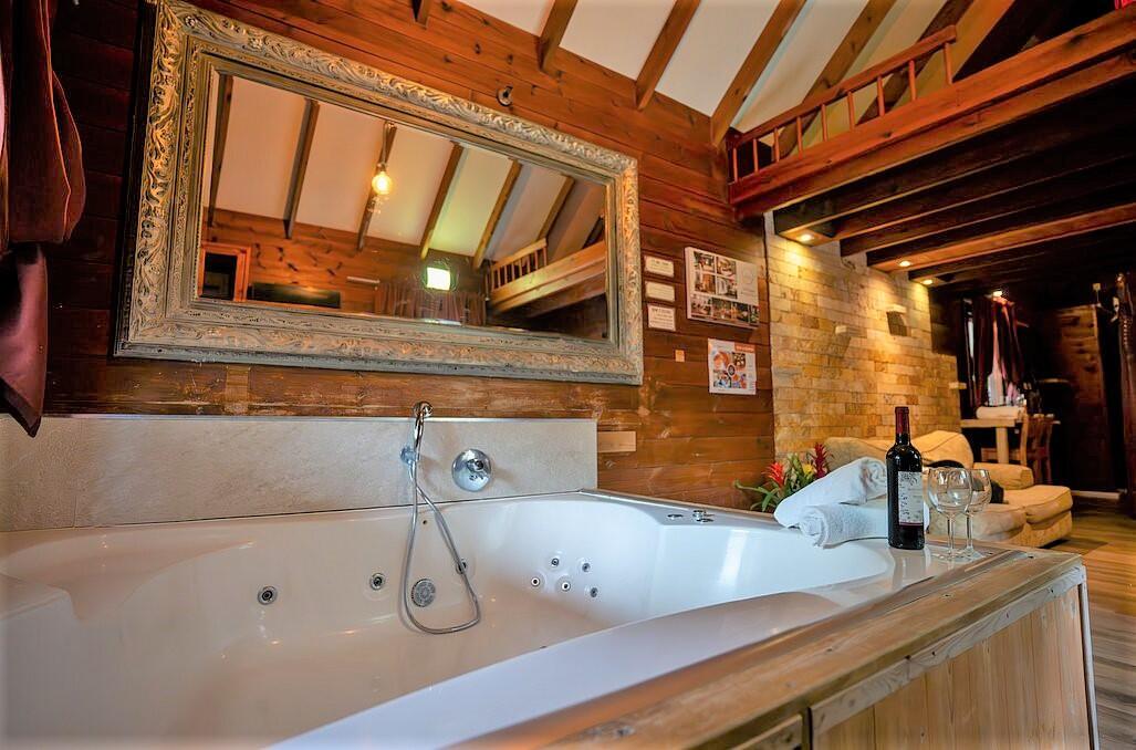 צימרים עם ג'קוזי פרטי - נווה בר - מלון בוטיק בכפר - 5 בקתות עץ ו 5 סוויטות בנווה מבטח - צימרים VIP 89124