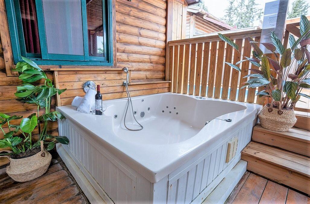 צימרים עם בריכה וג'קוזי פרטי - נווה בר - מלון בוטיק בכפר - 5 בקתות עץ ו 5 סוויטות בנווה מבטח - צימרים VIP 89136