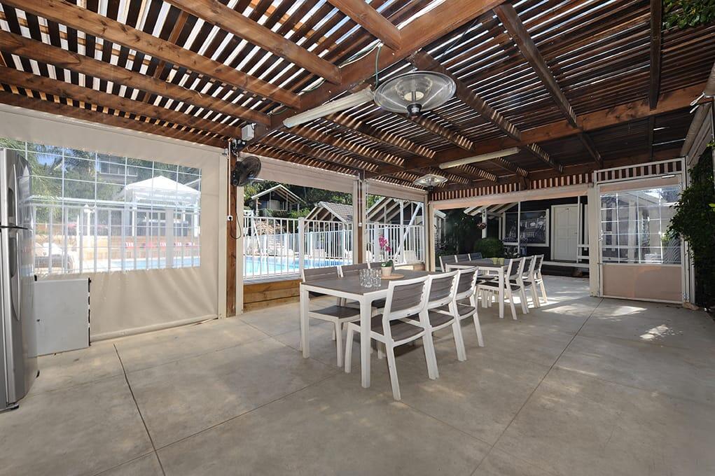 המתחם החיצוני - חוויה באופוריה - מתחם חדרים לפי שעה בשזור 16430