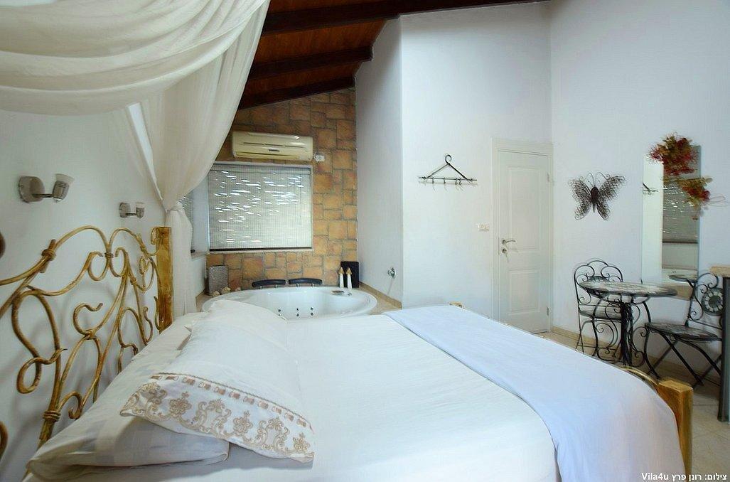 הסוויטה האדומה - אהבה במושבה - מתחם צימרים דיסקרטיים מפנק במיוחד, 3 צימרים עם ג'קוזי רומנטי, מיטה זוגית ועוד... 70013