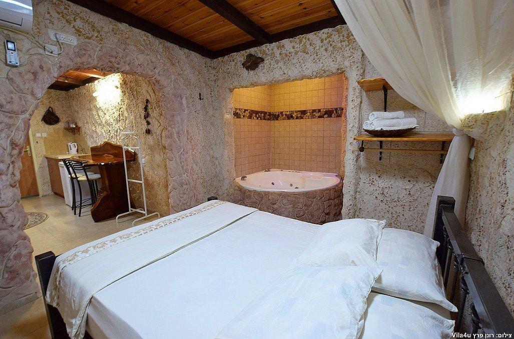 מערת האהבה - אהבה במושבה - מתחם צימרים דיסקרטיים מפנק במיוחד, 3 צימרים עם ג'קוזי רומנטי, מיטה זוגית ועוד... 69988