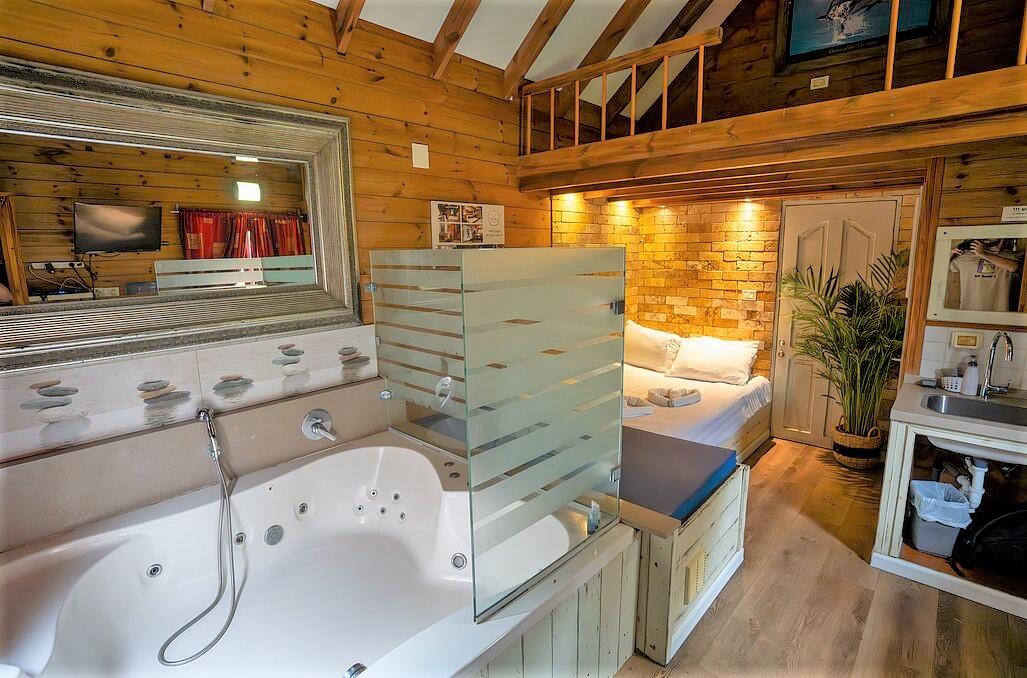 צימרים עם ג'קוזי פרטי - נווה בר - מלון בוטיק בכפר - 5 בקתות עץ ו 5 סוויטות בנווה מבטח - צימרים VIP 89117