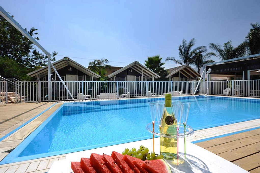 המתחם החיצוני - חוויה באופוריה - מתחם חדרים לפי שעה בשזור 16380