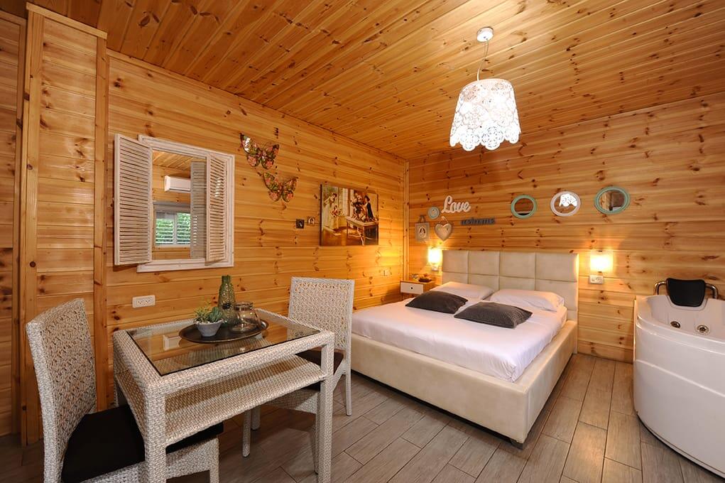 הבקתות - חוויה באופוריה - מתחם חדרים לפי שעה בשזור 16388