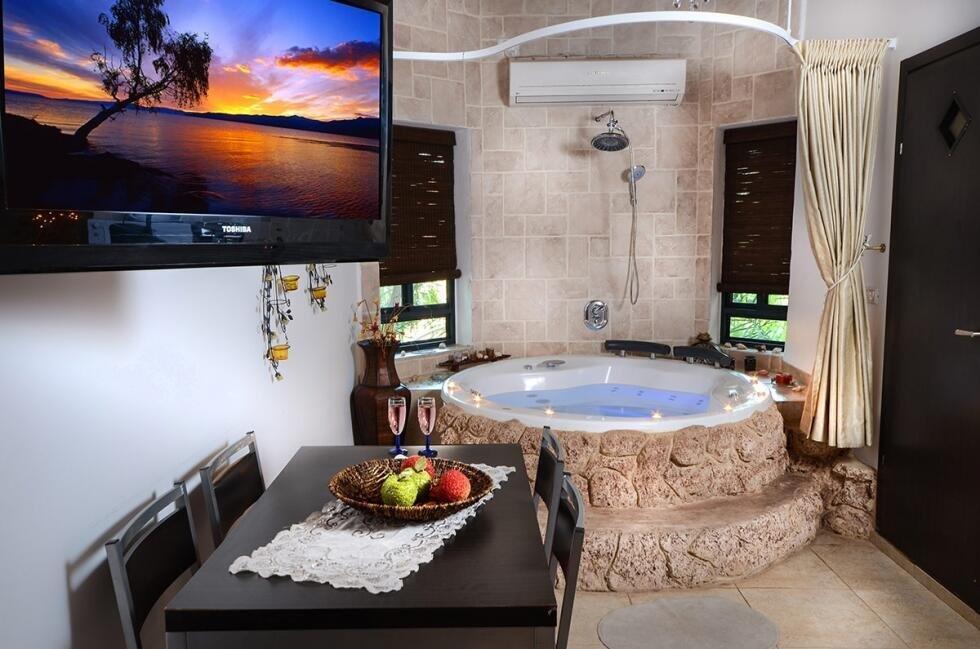 סוויטת הפנינה - אהבה במושבה - מתחם צימרים דיסקרטיים מפנק במיוחד, 3 צימרים עם ג'קוזי רומנטי, מיטה זוגית ועוד... 70008