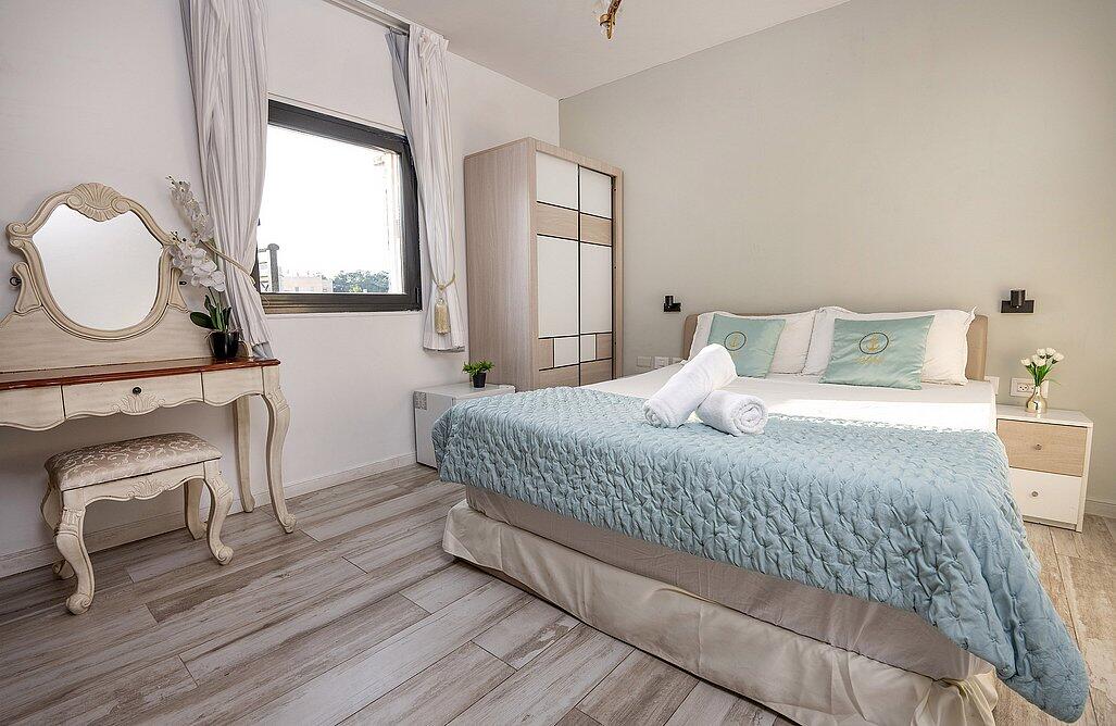 דירת אירוח זוגית עם גקוזי במרפסת - סוויטות תל אביב ריזורט - חדרי אירוח פרטיים במרכז העיר 147713