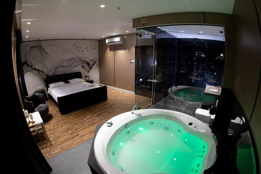 סוויטת רויאל ג'קוזי וסלון - Royal Hotel - סוויטות מפנקות להשכרה לפי שעה במרכז 147891