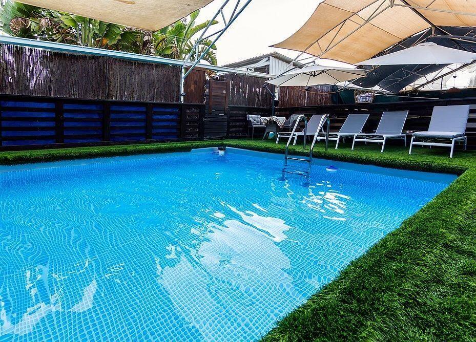 חצר ובריכה - ויליג קומפלקס - אירוח זוגי ודיסקרטי בניר בנים 121817