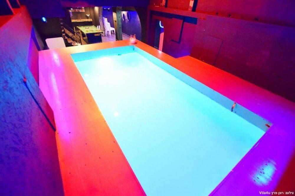 מתחם הבריכה והג'קוזי - וילה 117 - אירוח מפנק לזוגות בתל אביב 122086