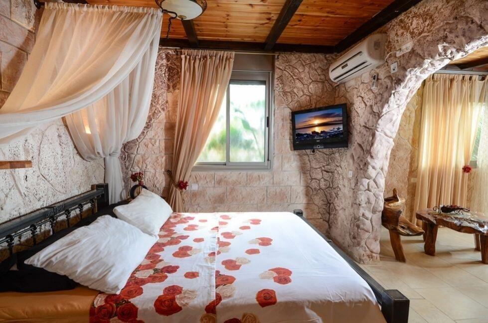 מערת האהבה - אהבה במושבה - מתחם צימרים דיסקרטיים מפנק במיוחד, 3 צימרים עם ג'קוזי רומנטי, מיטה זוגית ועוד... 69995