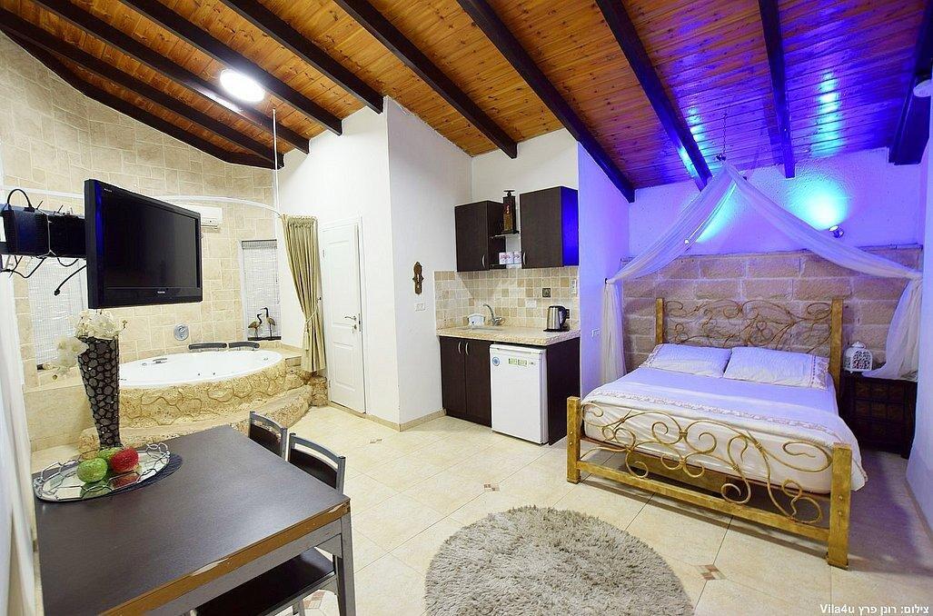 סוויטת הפנינה - אהבה במושבה - מתחם צימרים דיסקרטיים מפנק במיוחד, 3 צימרים עם ג'קוזי רומנטי, מיטה זוגית ועוד... 70003