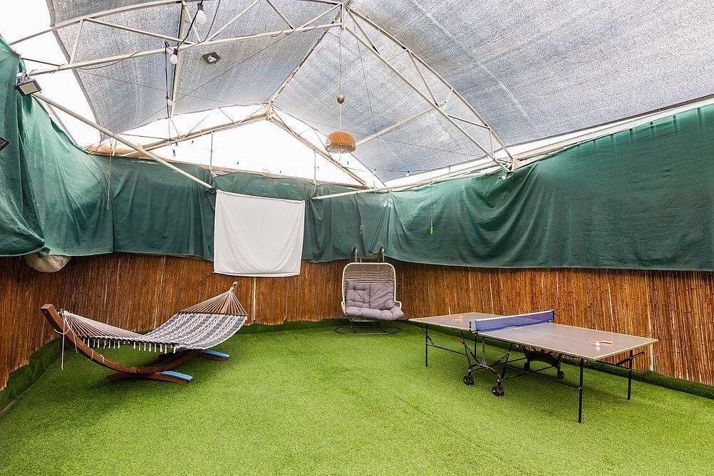 חצר ובריכה - ויליג קומפלקס - אירוח זוגי ודיסקרטי בניר בנים 121814