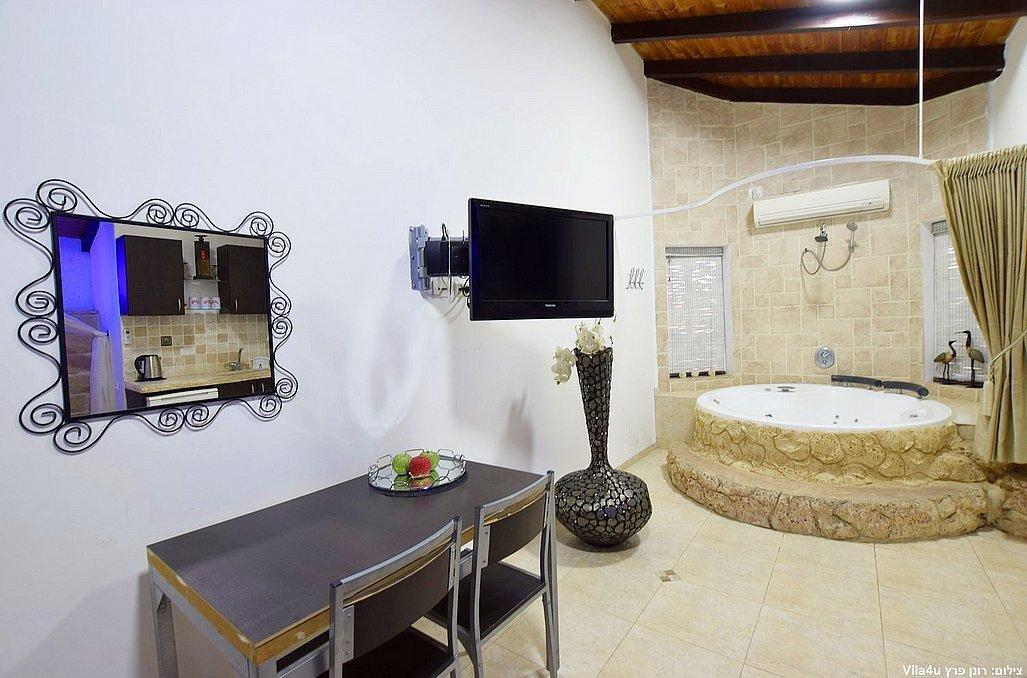 סוויטת הפנינה - אהבה במושבה - מתחם צימרים דיסקרטיים מפנק במיוחד, 3 צימרים עם ג'קוזי רומנטי, מיטה זוגית ועוד... 70006