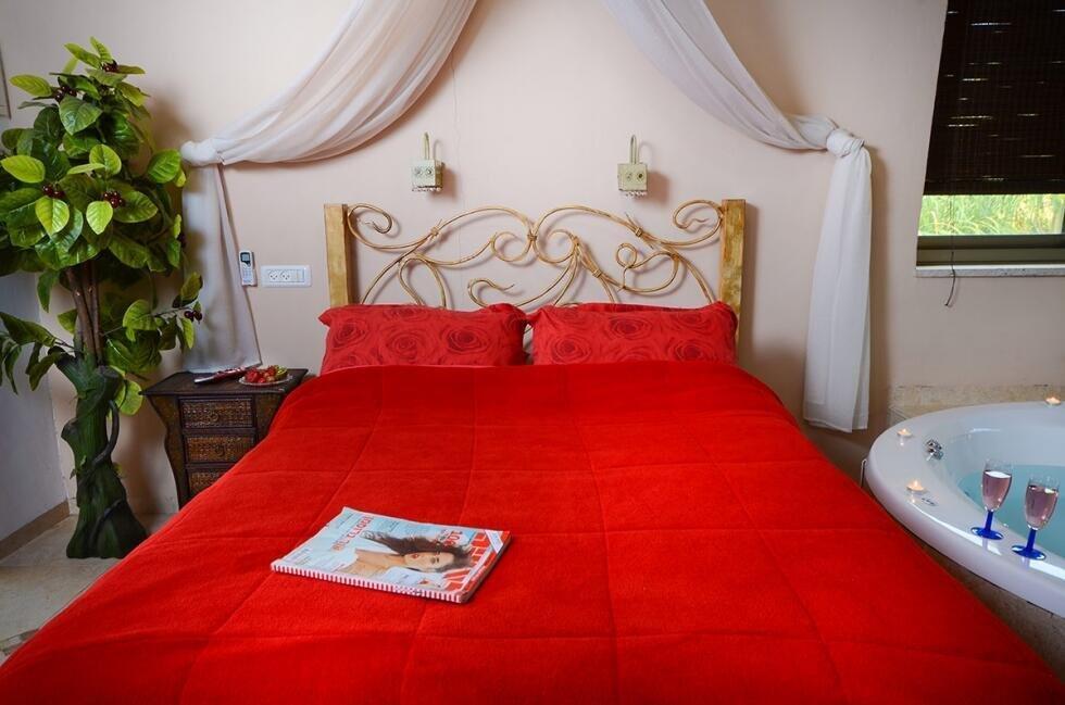 הסוויטה האדומה - אהבה במושבה - מתחם צימרים דיסקרטיים מפנק במיוחד, 3 צימרים עם ג'קוזי רומנטי, מיטה זוגית ועוד... 70020
