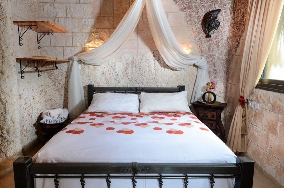 מערת האהבה - אהבה במושבה - מתחם צימרים דיסקרטיים מפנק במיוחד, 3 צימרים עם ג'קוזי רומנטי, מיטה זוגית ועוד... 69996