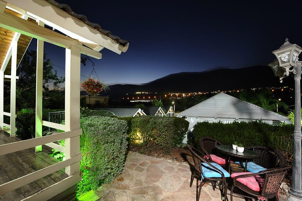 המתחם החיצוני - חוויה באופוריה - מתחם חדרים לפי שעה בשזור 16362