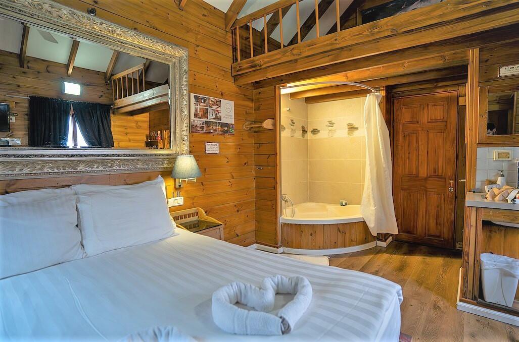 צימרים עם ג'קוזי פרטי - נווה בר - מלון בוטיק בכפר - 5 בקתות עץ ו 5 סוויטות בנווה מבטח - צימרים VIP 89120