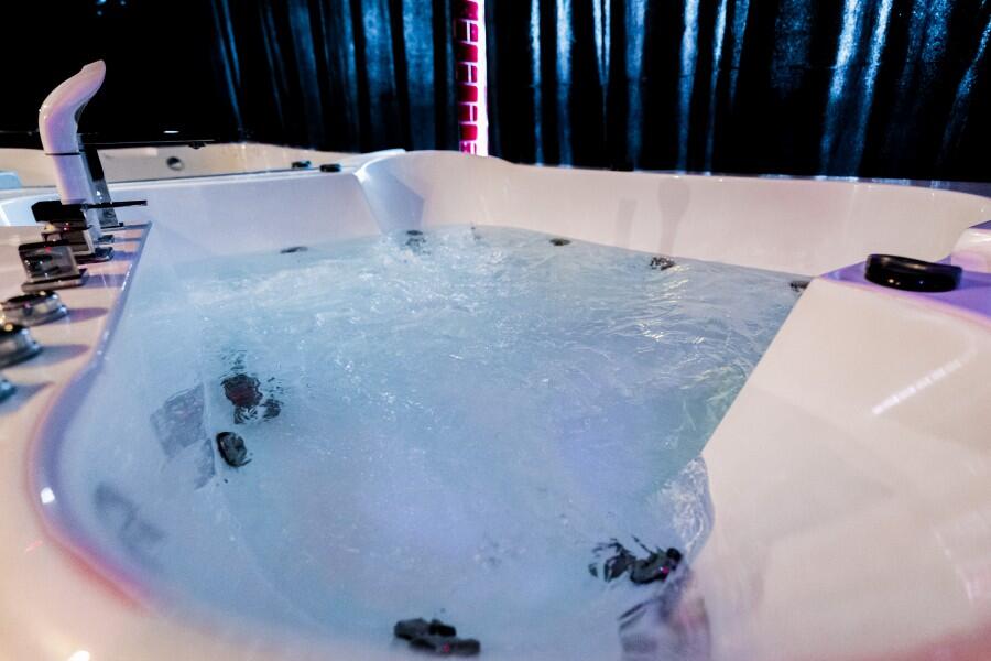 49 גוונים של אדום - סיטי ספא חדרים מפקים לאירוח  - zimmervip 106335