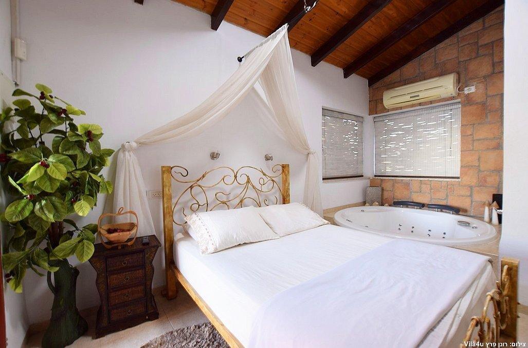 הסוויטה האדומה - אהבה במושבה - מתחם צימרים דיסקרטיים מפנק במיוחד, 3 צימרים עם ג'קוזי רומנטי, מיטה זוגית ועוד... 70016