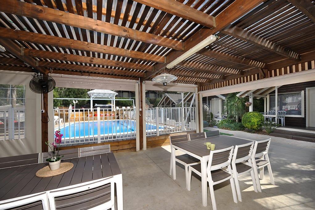 המתחם החיצוני - חוויה באופוריה - מתחם חדרים לפי שעה בשזור 16367