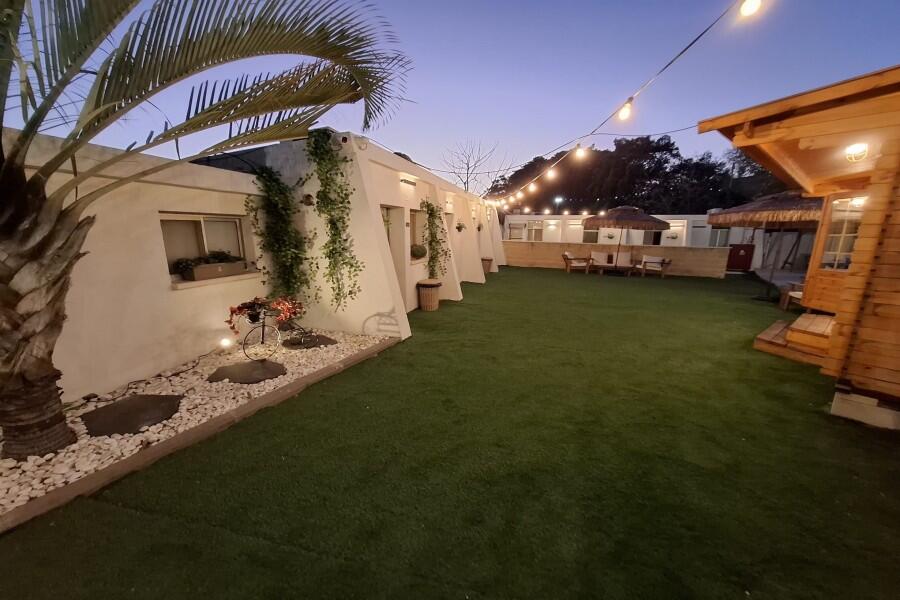 מתחם חיצוני בריכה וג'קוזי - כפר הים נתניה - אירוח שעתי אינטימי בסוויטות 155444