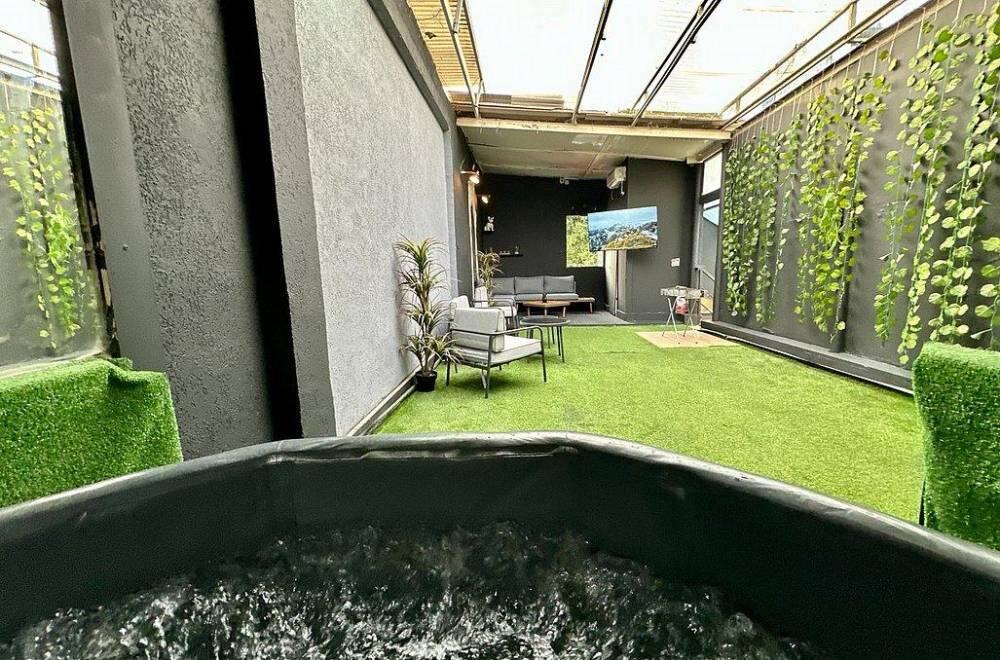 מתחם הבריכה והג'קוזי - וילה 117 - אירוח מפנק לזוגות בתל אביב 122096