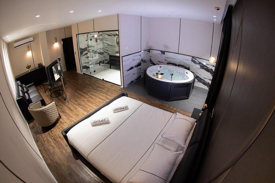 סוויטת רויאל ג'קוזי וסלון - Royal Hotel - סוויטות מפנקות להשכרה לפי שעה במרכז 147893