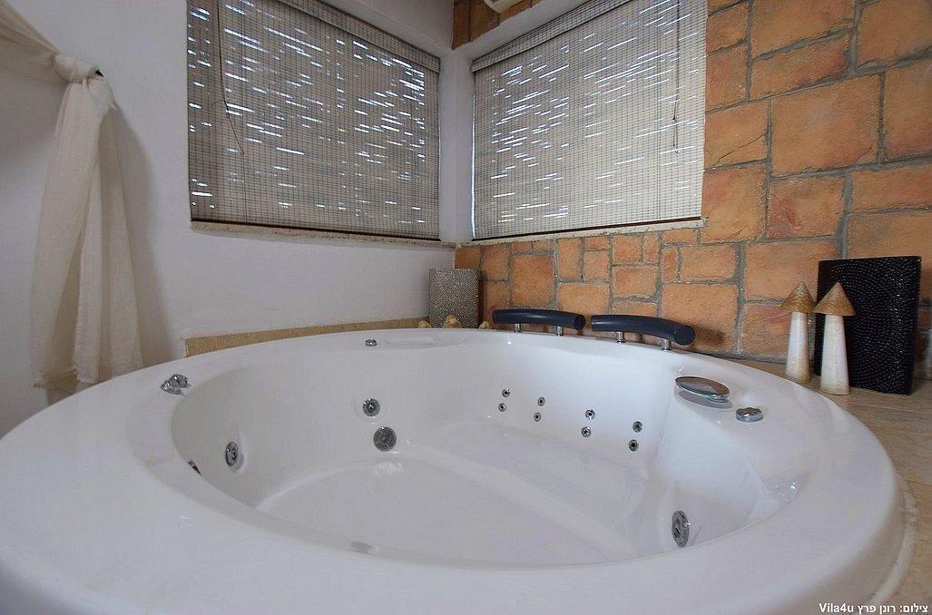 הסוויטה האדומה - אהבה במושבה - מתחם צימרים דיסקרטיים מפנק במיוחד, 3 צימרים עם ג'קוזי רומנטי, מיטה זוגית ועוד... 70015