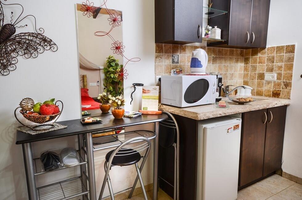 הסוויטה האדומה - אהבה במושבה - מתחם צימרים דיסקרטיים מפנק במיוחד, 3 צימרים עם ג'קוזי רומנטי, מיטה זוגית ועוד... 70019