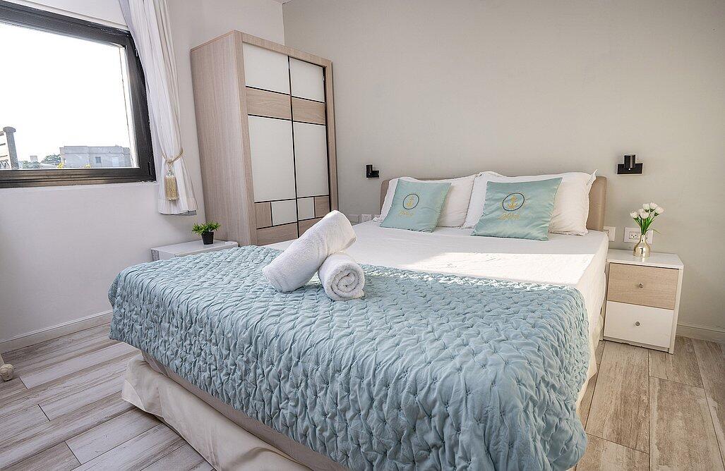 דירת אירוח זוגית עם גקוזי במרפסת - סוויטות תל אביב ריזורט - חדרי אירוח פרטיים במרכז העיר 147714