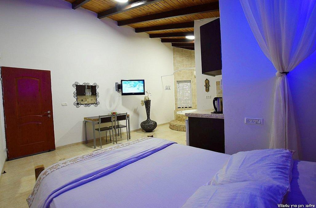 סוויטת הפנינה - אהבה במושבה - מתחם צימרים דיסקרטיים מפנק במיוחד, 3 צימרים עם ג'קוזי רומנטי, מיטה זוגית ועוד... 69997