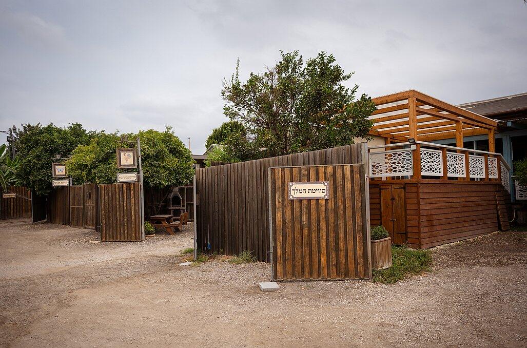 צימרים עם בריכה וג'קוזי פרטי - נווה בר - מלון בוטיק בכפר - 5 בקתות עץ ו 5 סוויטות בנווה מבטח - צימרים VIP 89153