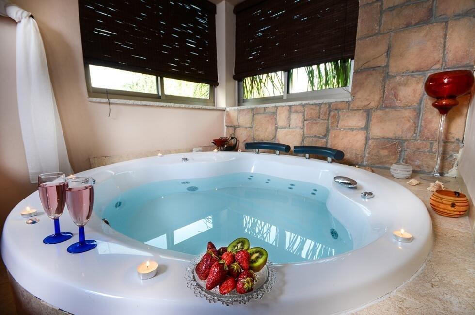 הסוויטה האדומה - אהבה במושבה - מתחם צימרים דיסקרטיים מפנק במיוחד, 3 צימרים עם ג'קוזי רומנטי, מיטה זוגית ועוד... 70022