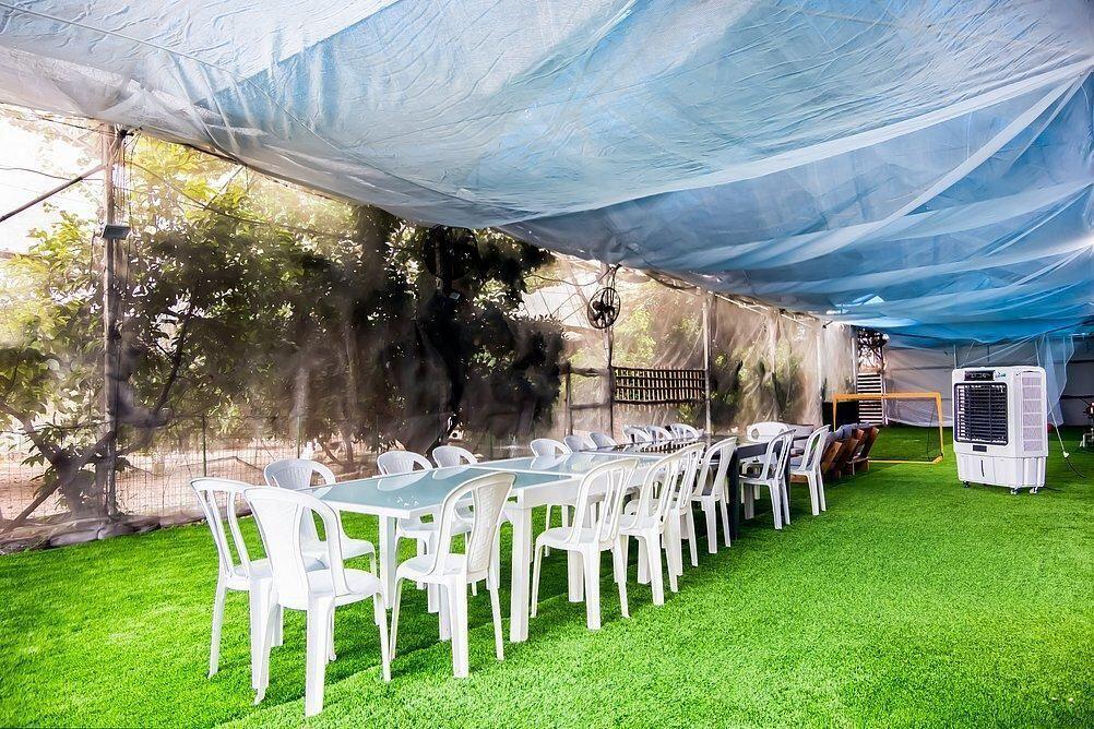 חצר ובריכה - ויליג קומפלקס - אירוח זוגי ודיסקרטי בניר בנים 121815