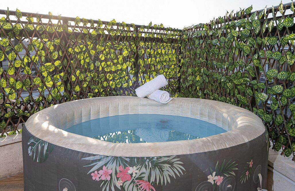 דירת אירוח זוגית עם גקוזי במרפסת - סוויטות תל אביב ריזורט - חדרי אירוח פרטיים במרכז העיר 147722