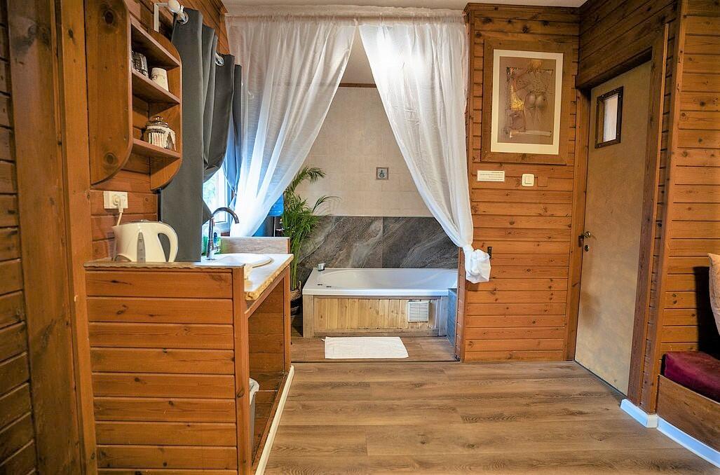 צימרים עם ג'קוזי פרטי - נווה בר - מלון בוטיק בכפר - 5 בקתות עץ ו 5 סוויטות בנווה מבטח - צימרים VIP 89109