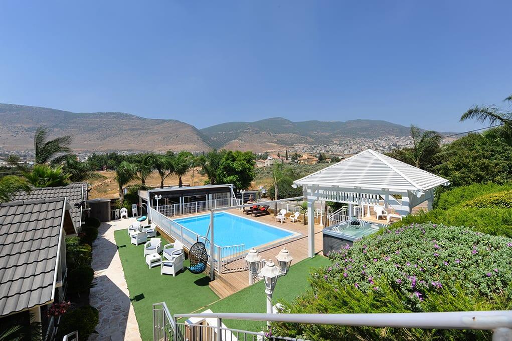 המתחם החיצוני - חוויה באופוריה - מתחם חדרים לפי שעה בשזור 16379