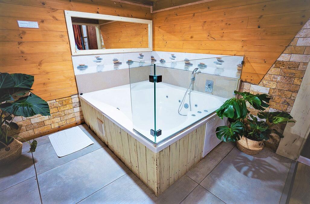 צימרים עם בריכה וג'קוזי פרטי - נווה בר - מלון בוטיק בכפר - 5 בקתות עץ ו 5 סוויטות בנווה מבטח - צימרים VIP 89150