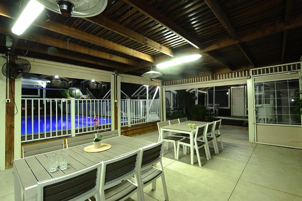 המתחם החיצוני - חוויה באופוריה - מתחם חדרים לפי שעה בשזור 16431