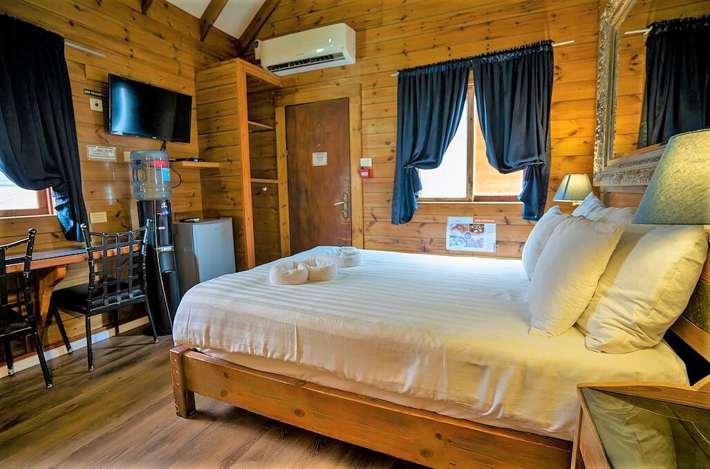 צימרים עם ג'קוזי פרטי - נווה בר - מלון בוטיק בכפר - 5 בקתות עץ ו 5 סוויטות בנווה מבטח - צימרים VIP 89121